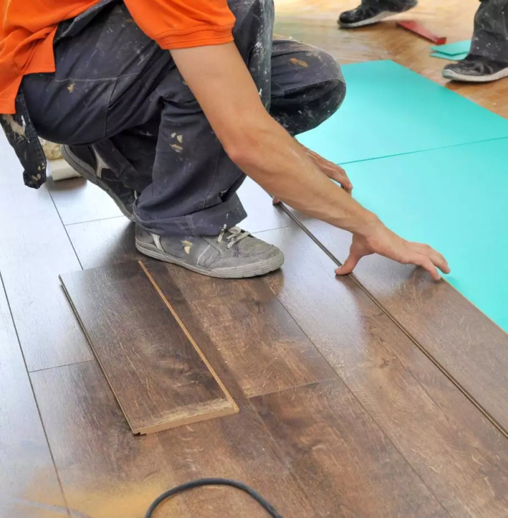 Installation soignée de tous types de parquets pour un intérieur chaleureux